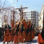 Hermanos del Rollo portando al Cristo de la Salud